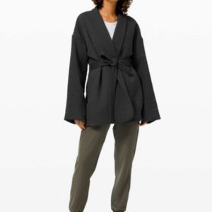 NWT Lululemon Serene Travel Wrap black size 8